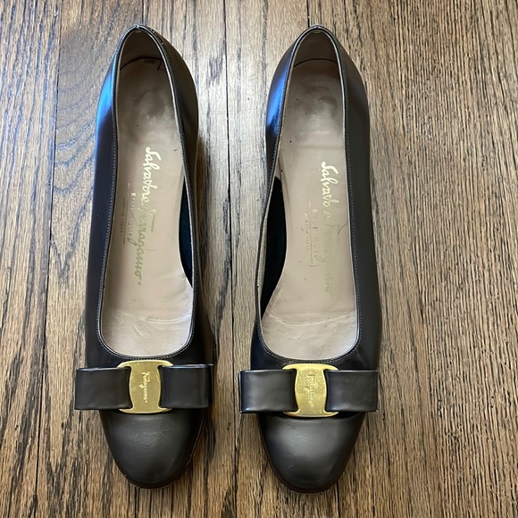 Salvatore Ferragamo Brown-ish/Gray Bowed Flats with Small Heel - 7.5 - Picture 7 of 13